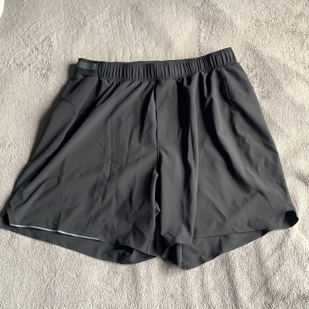Men’s Lululemon 5’ inseam pace breaker shorts